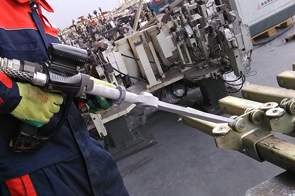 引領(lǐng)工業(yè)清洗革命：干冰清洗機的廣泛應(yīng)用與優(yōu)勢