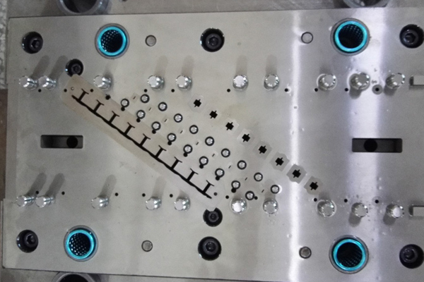 干冰清洗模具的高效解決方案：顛覆傳統(tǒng)清潔方法